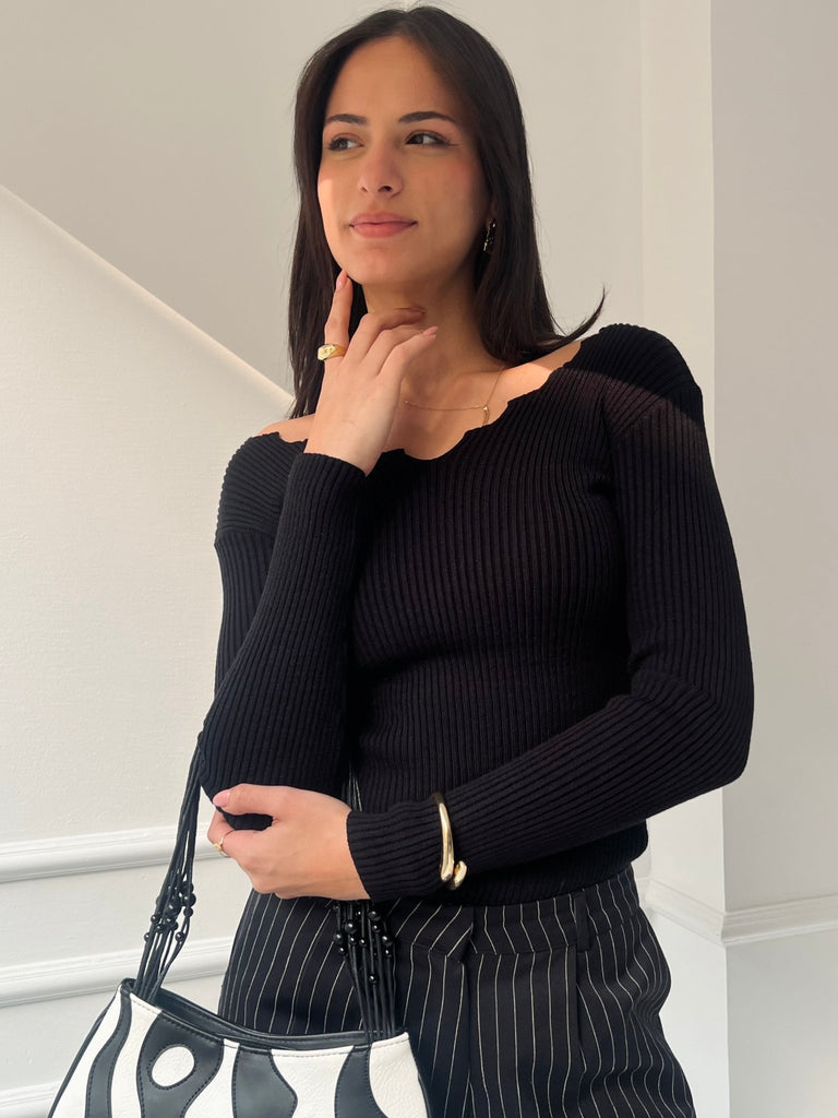 Black Plummet Vee Basic Pullover - Mii