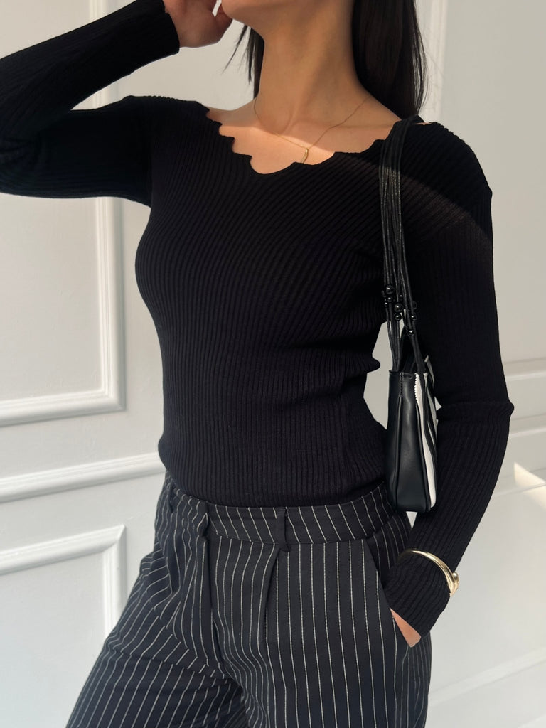 Black Plummet Vee Basic Pullover - Mii