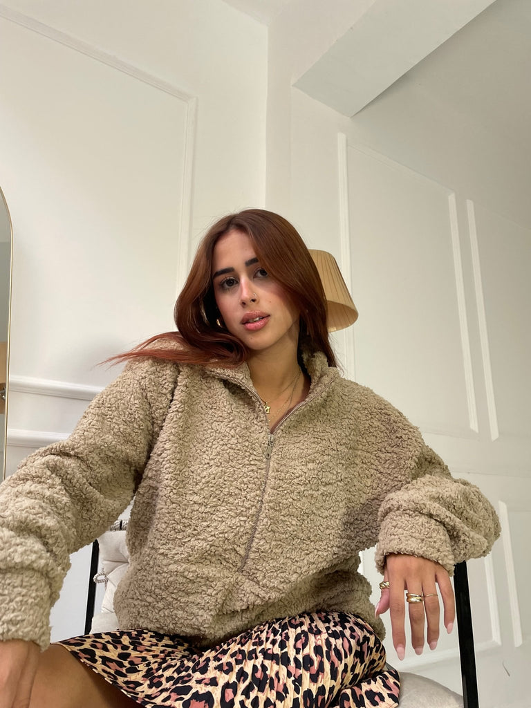 Cafe Teddy Sweatshirt - Mii